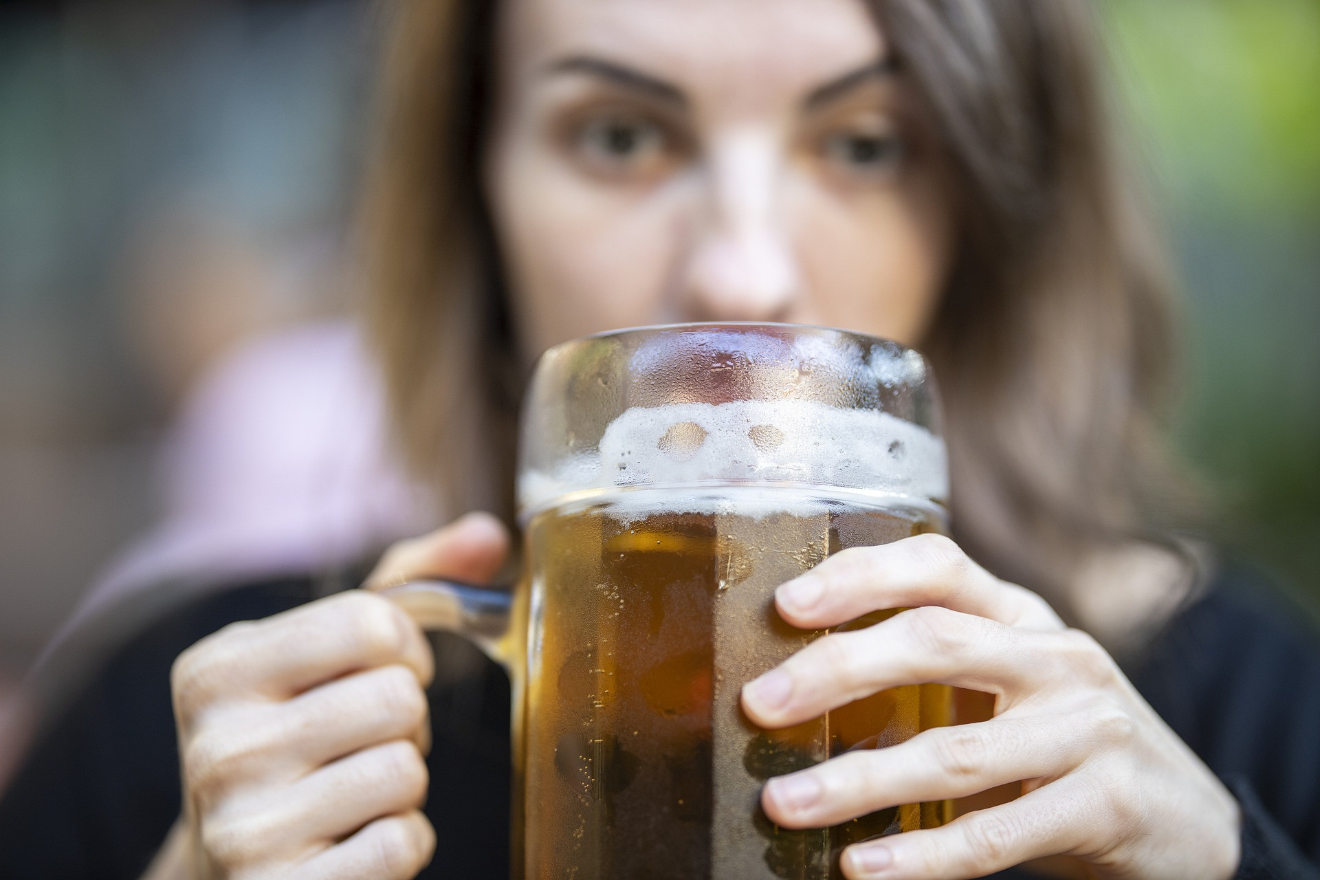 Женщина со стаканом пива